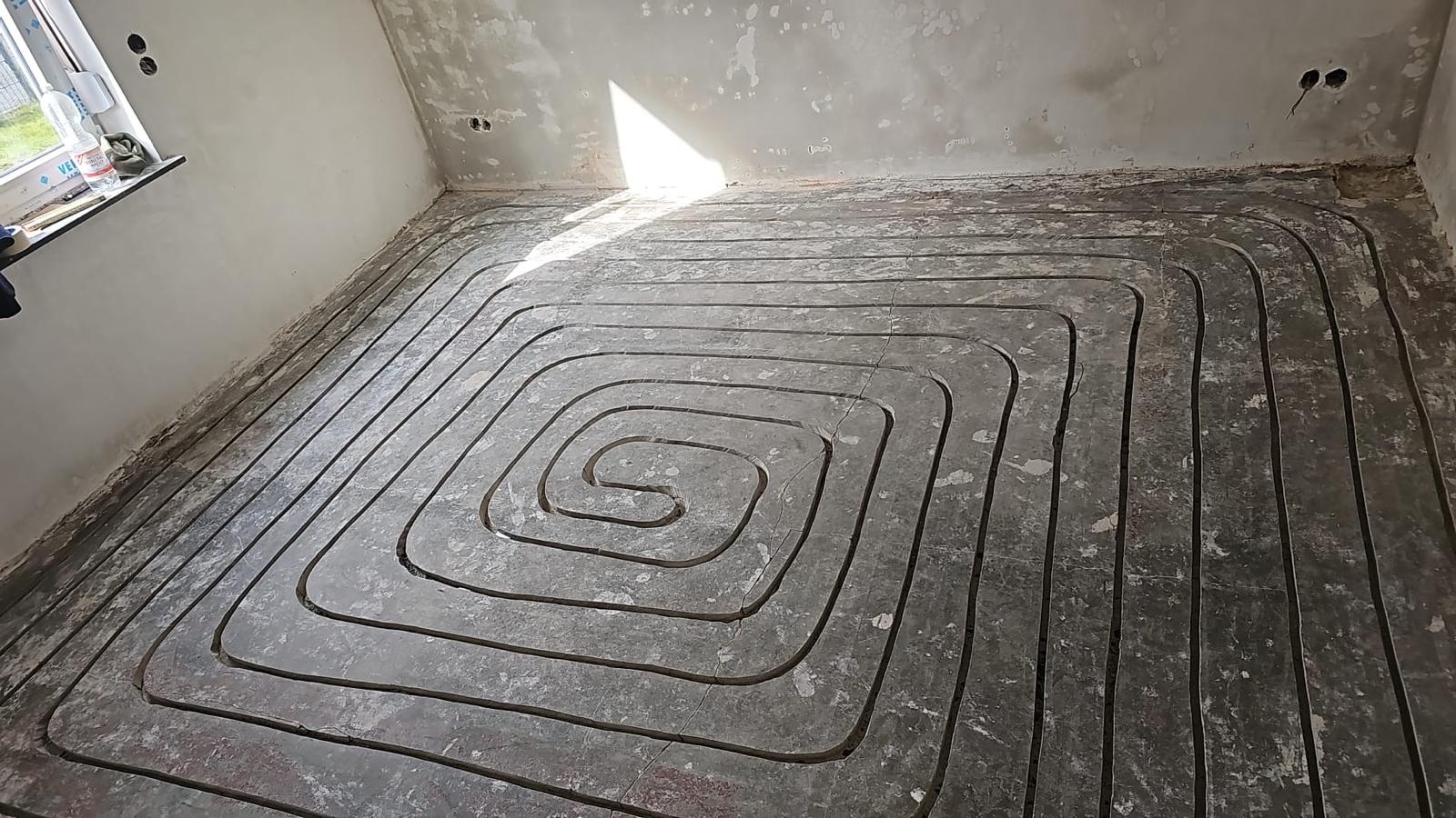 Heizkreis-Spirale in den gefrästen Bestands-Estrich verlegt